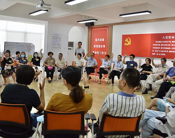   浦東新區浦興路街道——“把話筒交給居民，化解矛盾的好辦法就來了！”  他們邀請有車位、占用車位、無車位的居民，以及公安、城運、城建等部門一起坐下來討論?！鞍言捦步唤o居民，讓大家敞開了講，有啥說啥，化解矛盾的好辦法就來了?！睍?，大家暢所欲言，深入討論了社區停車現狀，以及可能的優化停車管理方案。經過一系列協調和努力，最終達成業主車輛收費標準隨車輛數遞增、外來車輛緩沖15分鐘收費、親情車輛延長免費時長等共識，形成《金橋新村四街坊機動車停車管理辦法》。