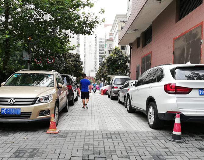   長寧區華陽路街道——“社區工作要將心比心，既遵守法規又兼顧人情”  多年來，兩個小區的多輛機動車將這里當作停車位，導致居民每天開車回家都像是在進行一場高難度的“小路考”。對于大型消防車和救護車來說，這里更是進退不能。日子一長，居民們的抱怨聲此起彼伏。面對這一情況，朱必赟和團隊首先帶著問題走訪車主，從源頭探尋問題所在，尋求化解矛盾之法。