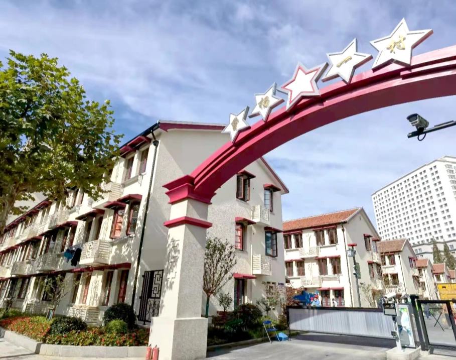   普陀區曹楊新村街道——70余年滬上工人新村，方寸之地如何緩解停車難？  如今的居民區建立智能停車系統，62個終端實時監測車位狀態?！耙黄劣^測”小區車位忙閑情況和具體車位，以幫助物業快速引導車輛至指定車位；但智慧治理不止于技術，居民區還通過與區中心醫院黨委共建對接，開辟夜間錯時停車位；疏導部分小區車輛停放放于醫院，實現潮汐停車，有效的緩解了排隊居民的停車難問題。