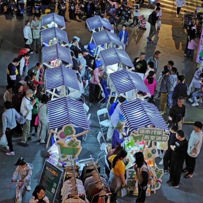 當好社區創業的“伯樂”和“店小二”如何激活社區創業的活力？近年來，東明路街道從社區居民自身需求出發，遴選創業門檻低的賽道，積極打造“家門口的小生意”，激活了社區創業“一池春水”。