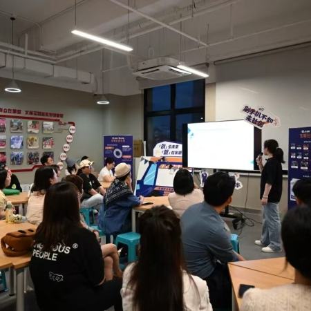 畢業即開公司 看大學生如何在社區創業？初次創業者往往缺乏商業思維和市場經驗，于是，東明路街道會組織經驗豐富的創業導師開展職業指導活動，幫助創業者梳理思路、明確方向。