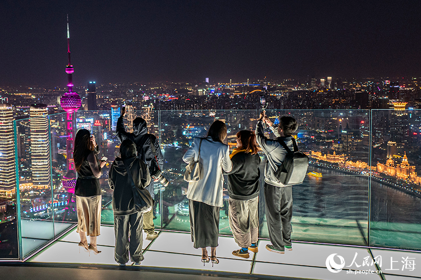 在320米高空俯瞰上海！滬上全新地標今日對公眾開放。 人民網記者 王初攝