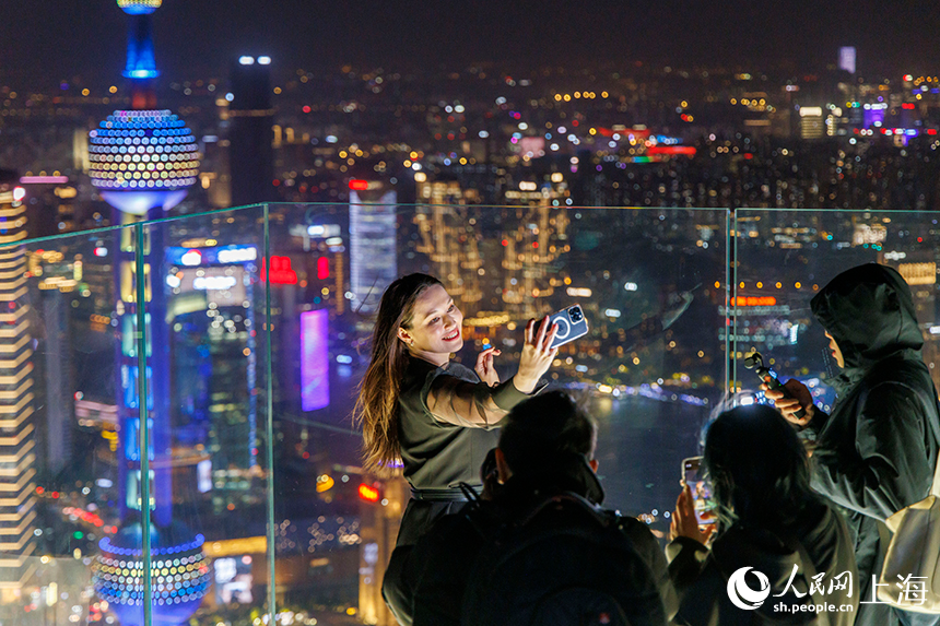 在320米高空俯瞰上海！滬上全新地標今日對公眾開放。 人民網記者 王初攝