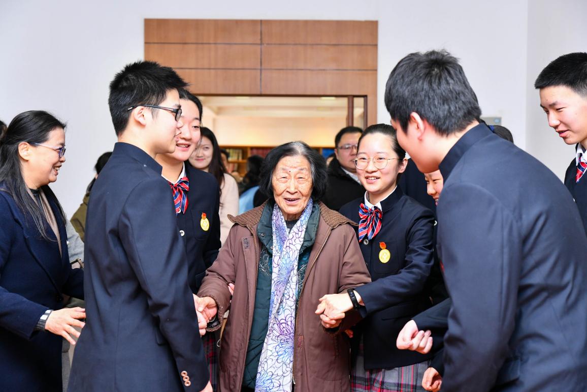 于漪老師和學生在一起