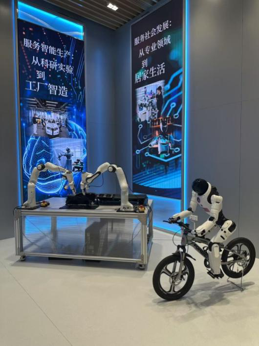 商店外的藍色“模速空間”內展陳的人工智能產品。本報記者 謝雨攝摩托車AI 生成的內容可能不正確。