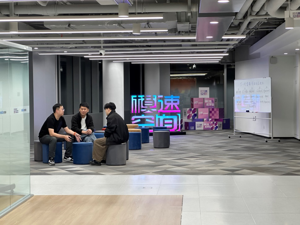 晚上7點，“模速空間”內年輕人在交流。本報記者 謝雨攝