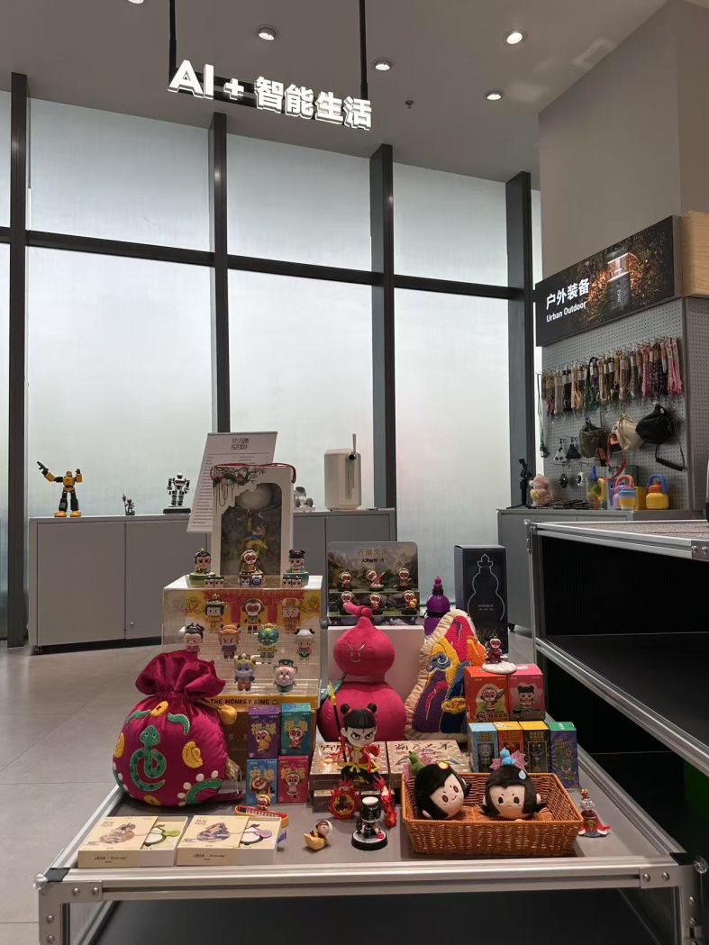 人工智能產品體驗店內琳瑯滿目的人工智能產品。本報記者 謝雨攝