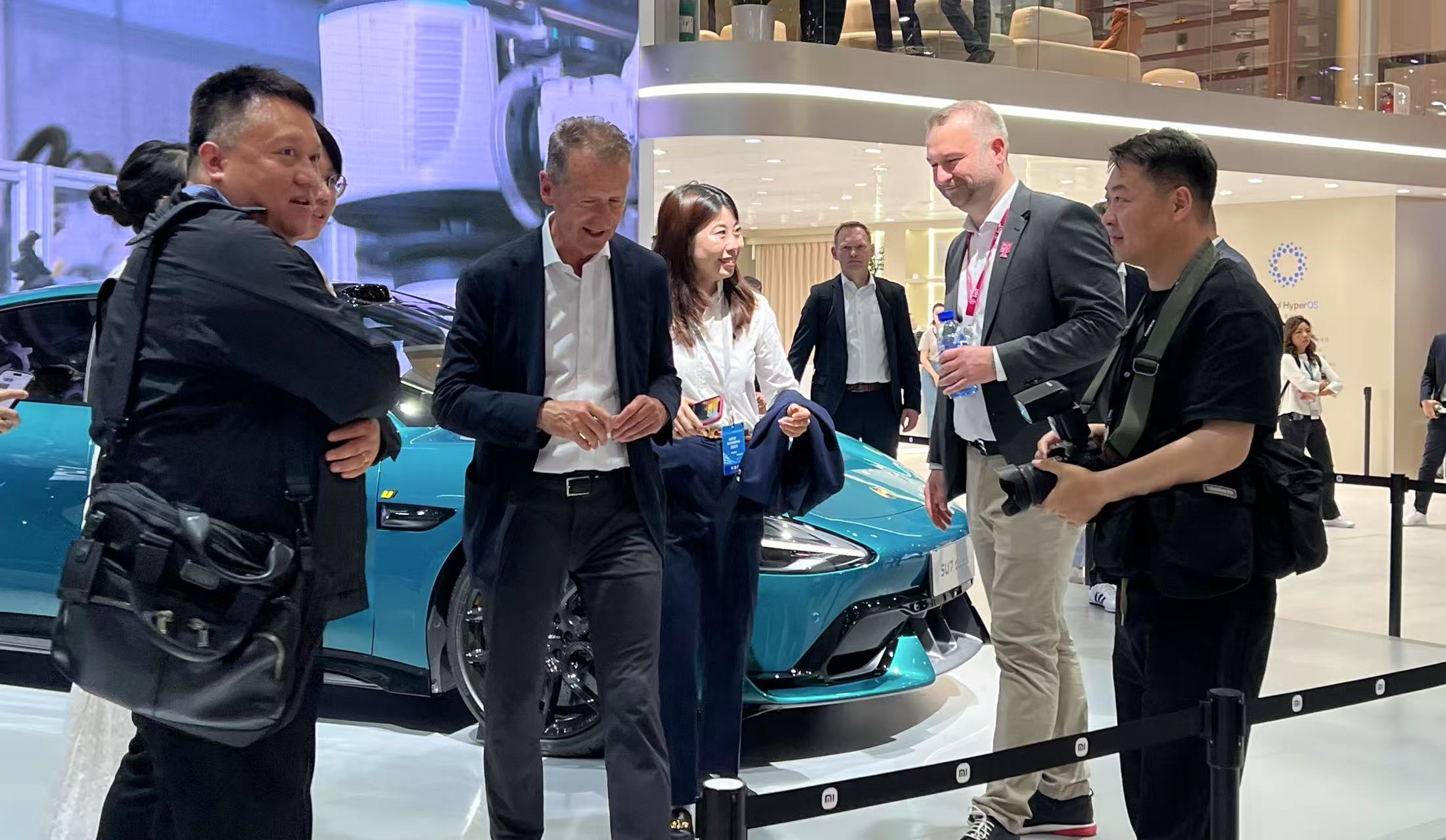 外國觀眾在小米展臺前體驗。馬作鵬攝