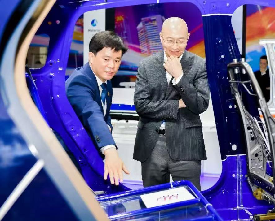 寶鋼股份工作人員展示底盤方案。受訪單位供圖