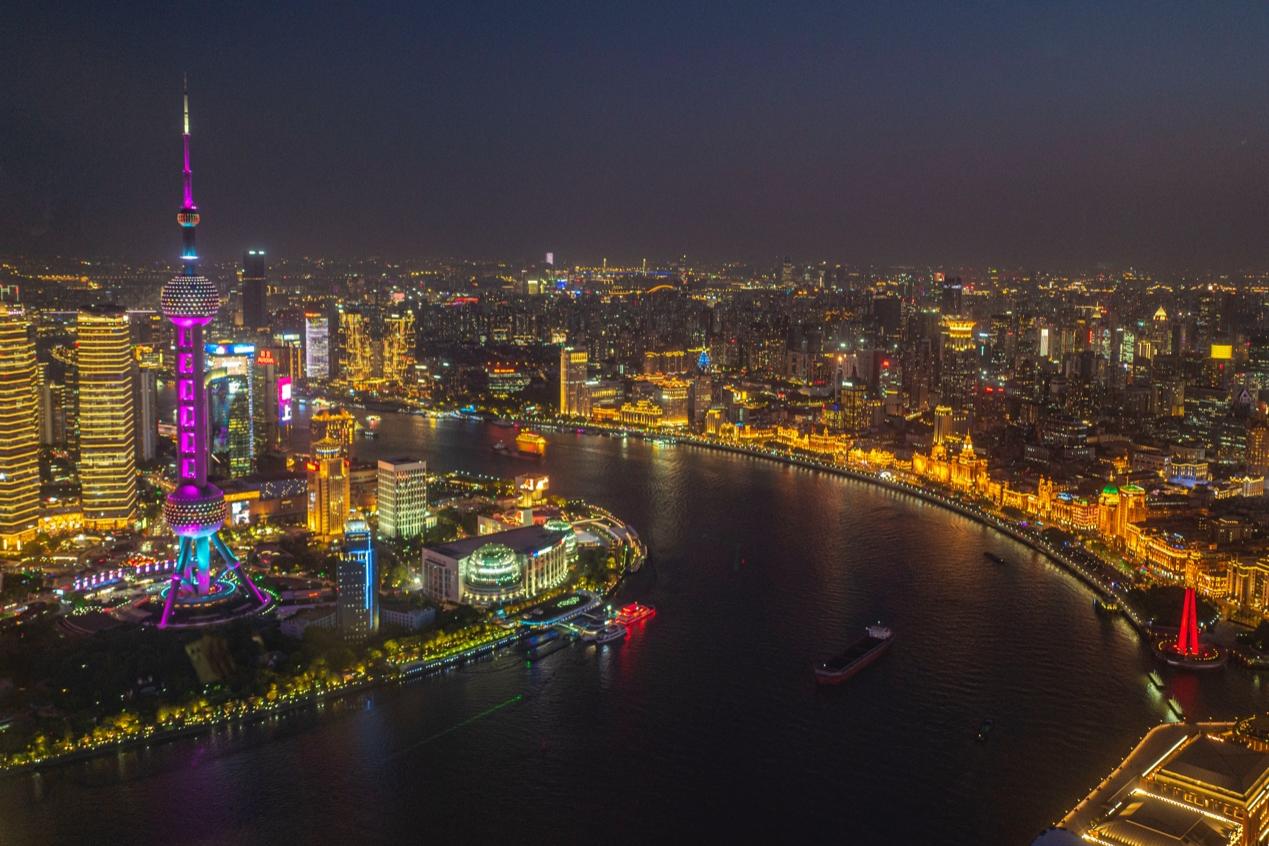 白玉蘭廣場觀景平臺俯瞰黃浦江兩岸。人民網記者 王初攝