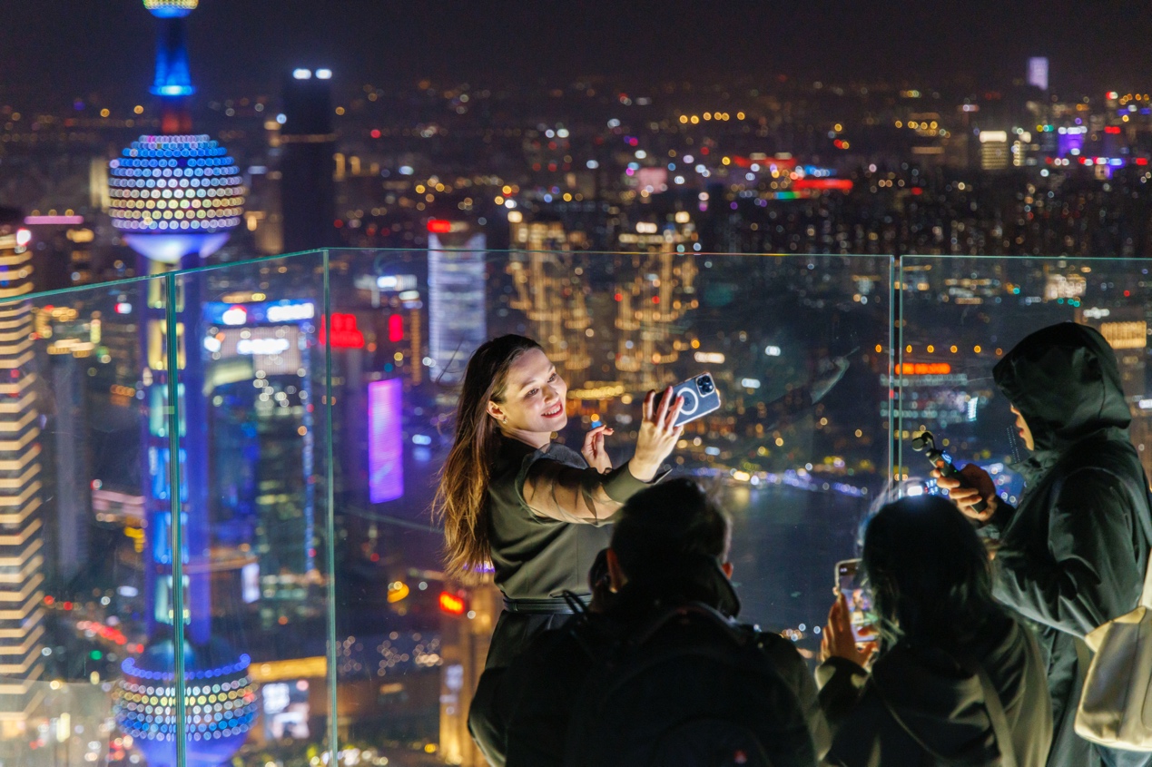 白玉蘭廣場觀景臺，游客以陸家嘴為背景拍照。人民網記者 王初攝