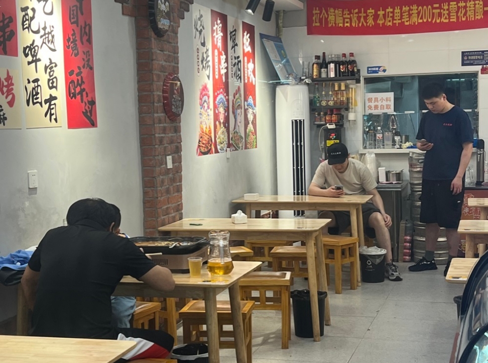 【編者按】   弄堂小籠熱氣蒸騰，梧桐樹下的咖啡館孕育創業藍圖，菜場畫廊與市井吆喝共奏交響……當大型連鎖席卷都市，上海正用“社區商業”為這座城市的經濟活力寫下生動注腳。  近年來，上?！?5分鐘社區生活圈”逐步從藍圖走進現實，記者深入街巷褶皺，記錄那些鑲嵌在居民日常中的商業圖景與人情故事，拆解一條條鮮活的毛細血管如何承載人們的生計、記憶與變遷。  通過這些充滿煙火氣的生動故事，我們希望呈現上海社區商業的真實面貌，同時探討其背后的發展邏輯與城市價值。