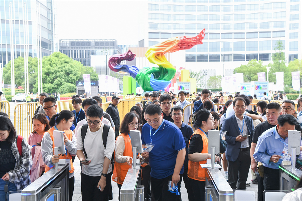 第十一屆上交會開幕，參展企業近千家。人民網記者 葛俊俊攝