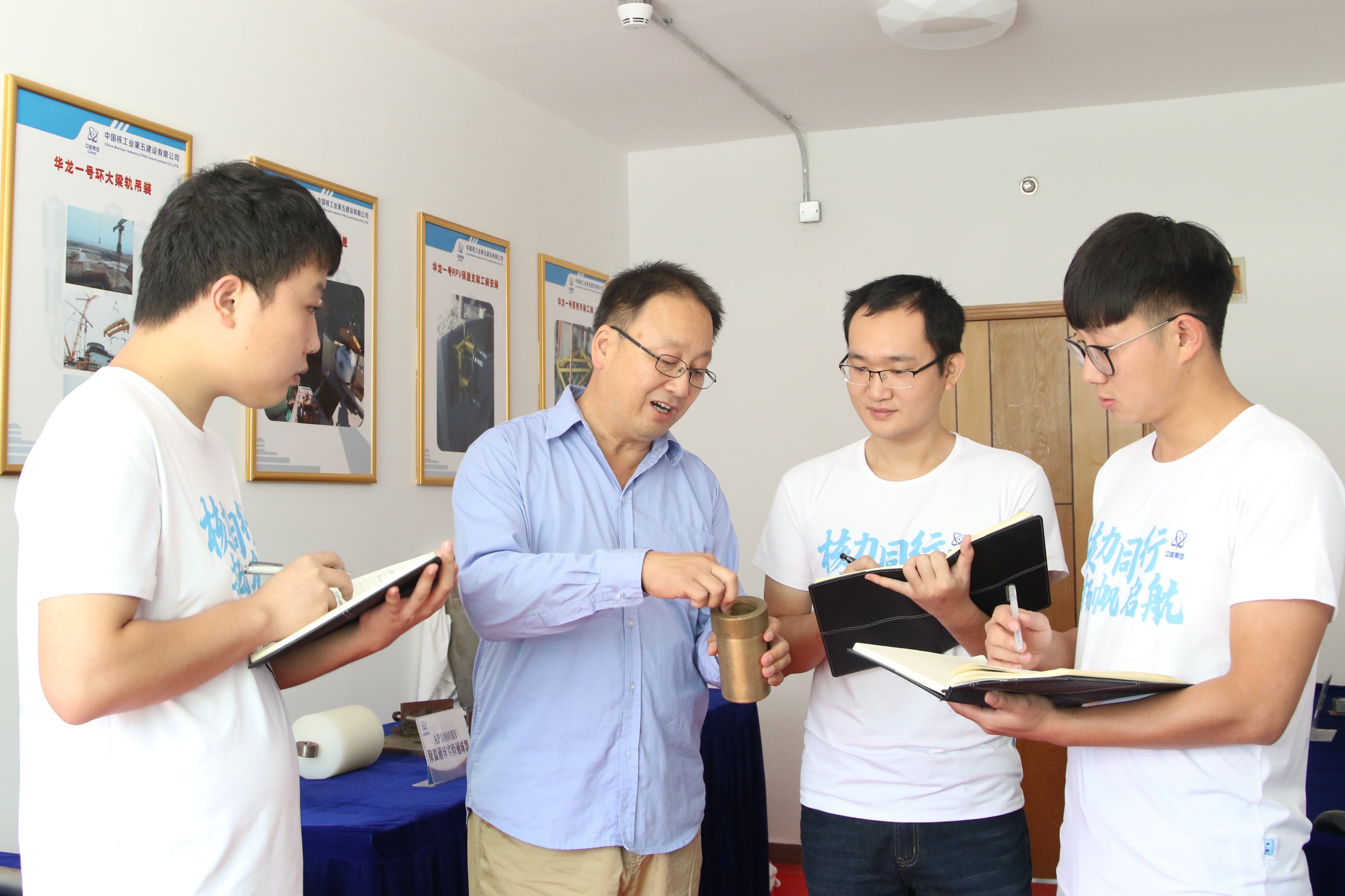 張發奇指導年輕技術人才