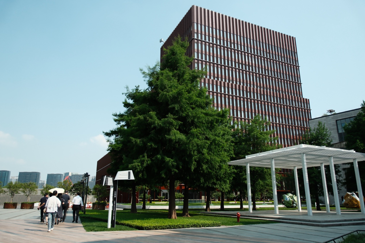 上海世博城市最佳實踐區南區，外觀酷似精美“陶盒”的鼎博大廈。錢尤祎攝