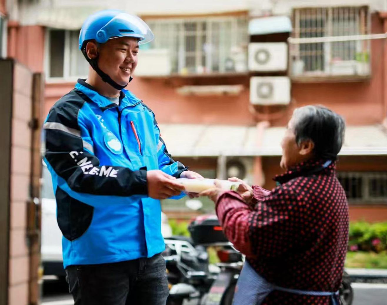餓了么：藍色微光引領藍騎士化身“社區俠”逐光餓了么作為中國領先的本地即時電商平臺，將百萬藍騎士團結在黨組織周圍，不斷匯聚黨建微光新動能，以“藍色微光”黨建品牌為核心，探索形成“藍色微光三重奏”黨建工作法。“通過“藍色微光陣地、藍色微光服務、藍色微光先鋒”黨建三重奏，持續探索新就業群體黨建‘組織覆蓋’‘服務覆蓋’‘功能覆蓋’有效路徑，解決一批急難愁盼、形成一批經驗做法、樹立一批行業標桿?！别I了么黨委副書記周星錄介紹。