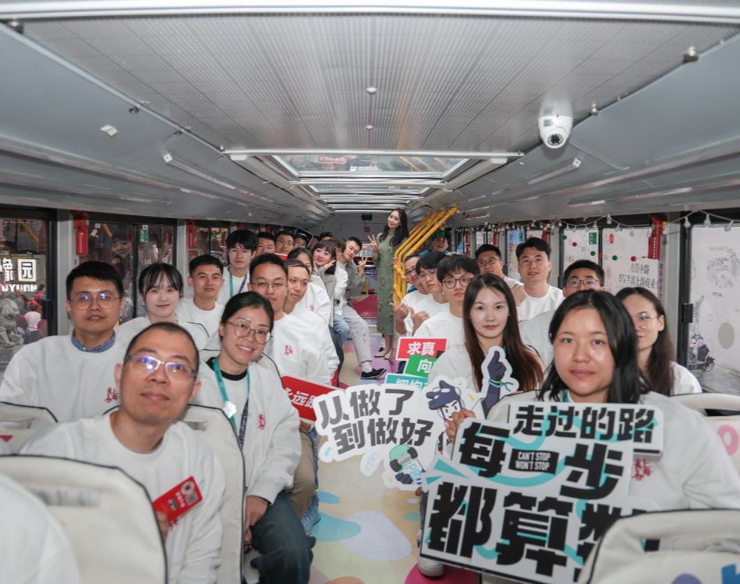 得物：厚“得”載物——年輕人喜愛的紅色密碼自成立以來，得物黨委在守正創新中做好基層黨建工作，推動企業黨建與企業經營“兩個輪子一起轉”，立足青年群體工作節奏快、思想活躍等特點創新方式方法，引導優秀青年骨干積極向黨組織靠攏，不斷擴大黨在新業態新就業群體中的號召力和凝聚力。2024年，得物黨委體系化提出建設“厚‘得’載物”黨建工作品牌，以黨建引領聚合力，提升在黨員和員工中的凝聚力、在青年群體中的影響力、在潮流領域中的號召力，從“得到”到“值得”，共同實現美好愿景。