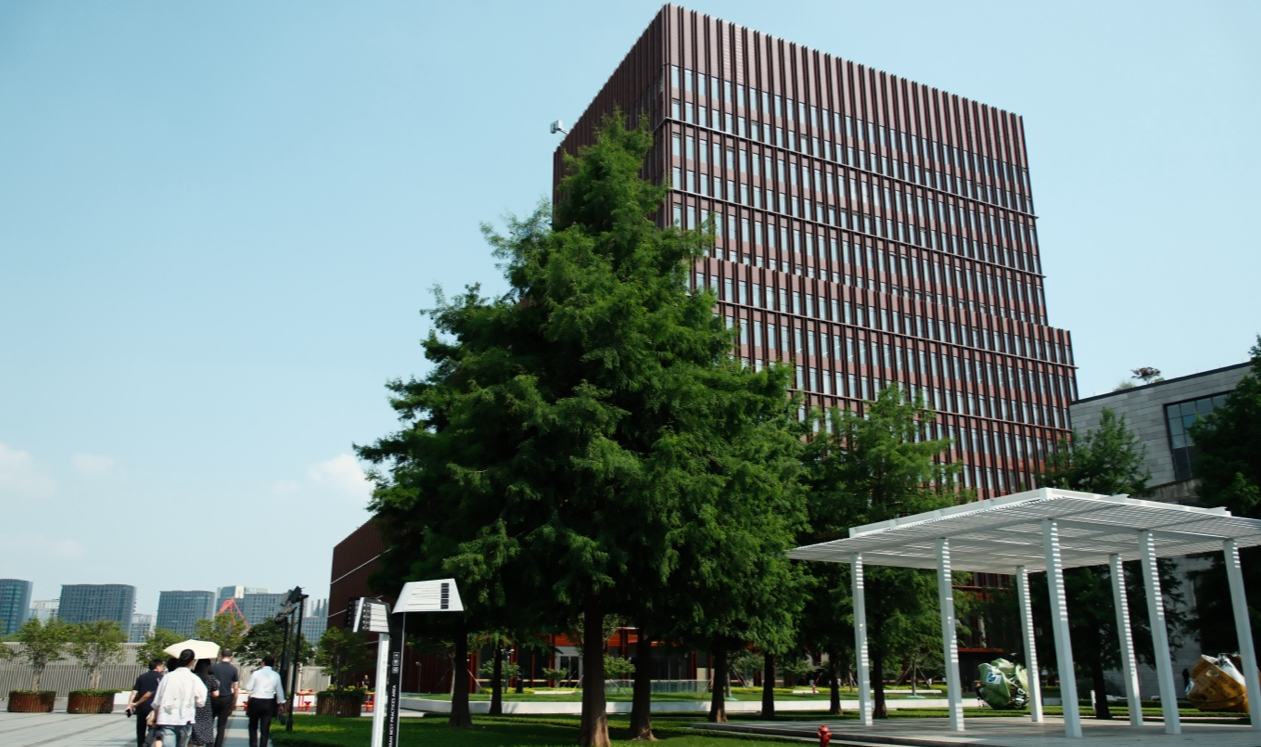 上海世博城市最佳實踐區南區，外觀酷似精美“陶盒”的鼎博大廈。錢尤祎攝