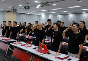 愷英網絡：“橙”心向黨 激活游戲發展新動能““橙”心向黨，亦是誠心向黨，黨委將引領企業黨團員和青年人才心向黨、建新功，以奮斗敬業映照初心，以擔當盡責踐行使命?！睈鹩⒕W絡股份有限公司黨委副書記騫軍法介紹，近年來，公司以“黨建紅引領愷英橙”為黨建工作目標，著力打造特色互聯網游戲企業黨建品牌——“橙”心向黨，始終重視推動黨建“雙覆蓋”工作，引領黨員和青年員工，凝聚青年力量，搭建青年業務骨干的培育平臺，發揮先鋒力量，把黨建優勢轉化為企業發展動力。