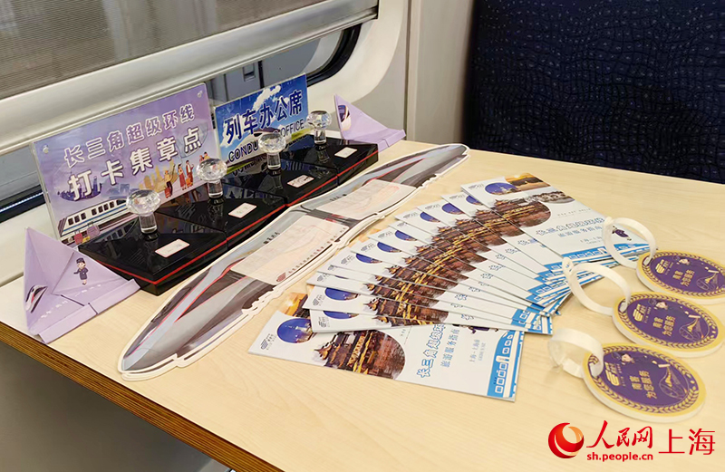 火車上提供旅游服務指南等。人民網記者 唐小麗攝