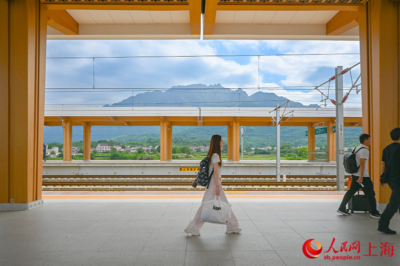九華山火車站附近風光秀美。人民網 顧海民攝