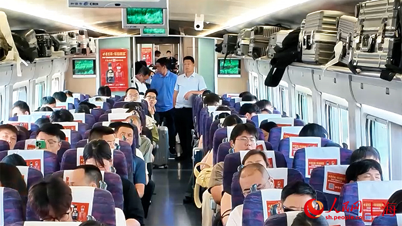 不少乘客沒買到坐票，站在車廂接口處。人民網 顧海民攝