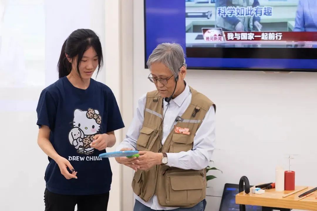 “吳姥姥”吳於人在科普講座。