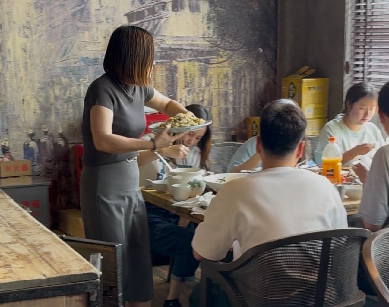 “尺秤”廿載+花式“寵粉” 一家川菜館何以“開枝散葉”上海灘    凌晨5點，浦東新區周浦鎮的天還沒亮，“川流不息”川菜館的后廚已經忙活開了。幾個老師傅圍著一筐筐剛到的龍蝦，邊挑揀邊對年輕的新廚師念叨：“中蝦25克到30克，精品35克到45克，死的一個不要！”這套嚴苛的龍蝦“入店禮”，他們雷打不動堅持了20年。