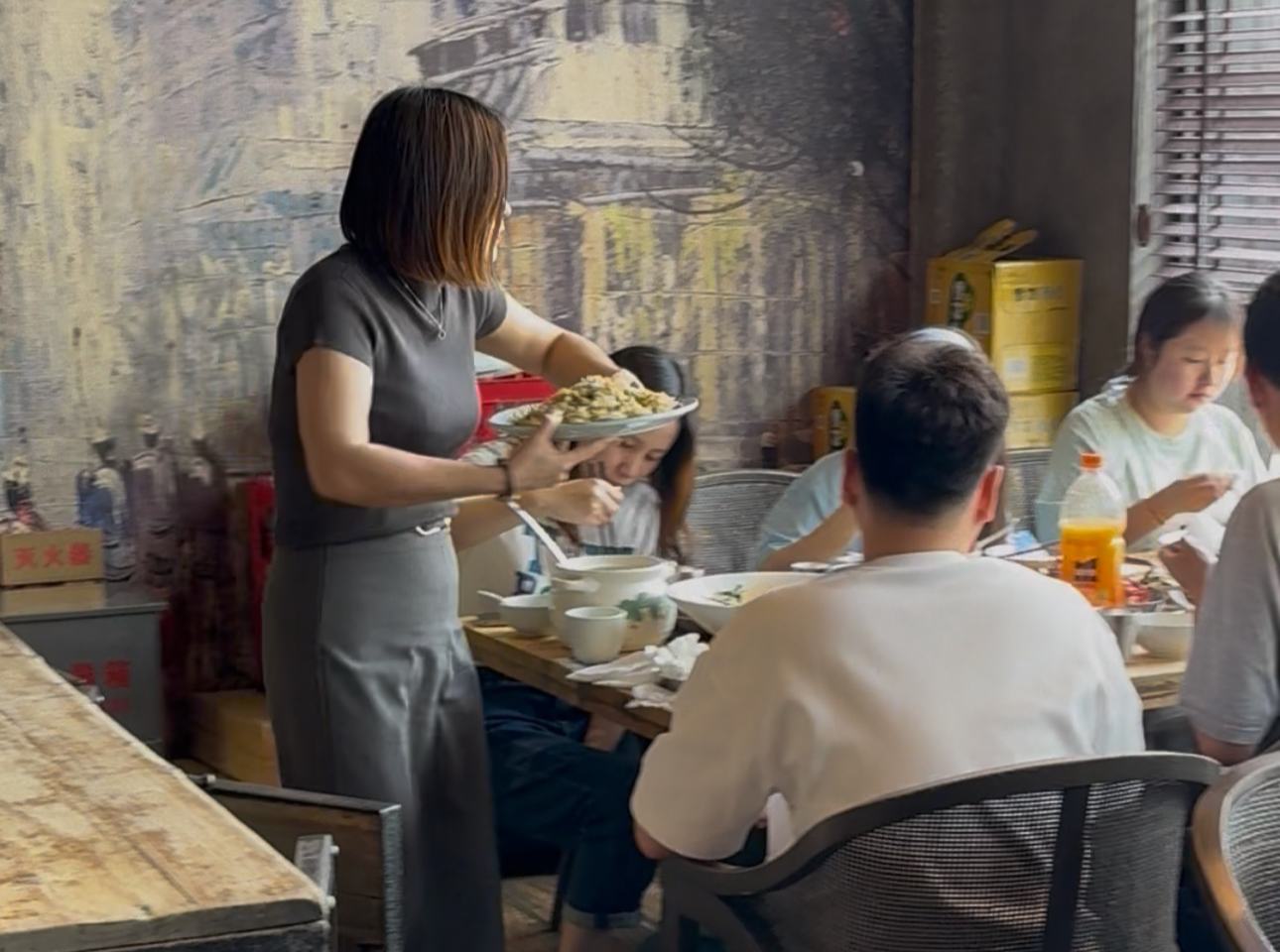 【編者按】   弄堂小籠熱氣蒸騰，梧桐樹下的咖啡館孕育創業藍圖，菜場畫廊與市井吆喝共奏交響……當大型連鎖席卷都市，上海正用“社區商業”為這座城市的經濟活力寫下生動注腳。  近年來，上?！?5分鐘社區生活圈”逐步從藍圖走進現實，記者深入街巷褶皺，記錄那些鑲嵌在居民日常中的商業圖景與人情故事，拆解一條條鮮活的毛細血管如何承載人們的生計、記憶與變遷。  通過這些充滿煙火氣的生動故事，我們希望呈現上海社區商業的真實面貌，同時探討其背后的發展邏輯與城市價值。