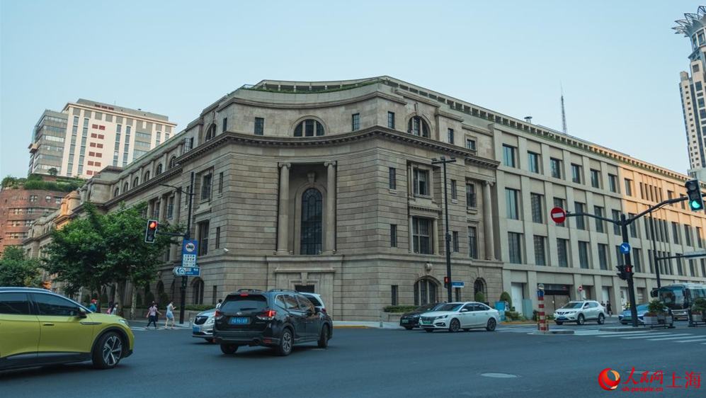 百年煥新，見證人民之城如今，站在煥新歸來的百年大樓內，歷史性的合圍壯舉，也迎來了它城市更新的美妙新樂章。種種變化，讓俞未頗為振奮。