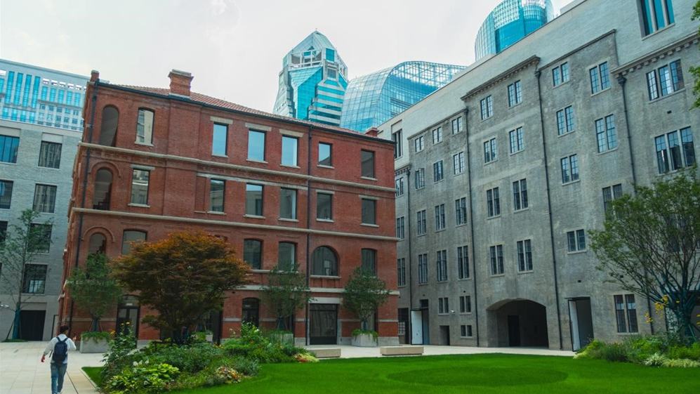 外灘·老市府大樓庭院廣場里的紅磚樓格外醒目。錢尤祎攝