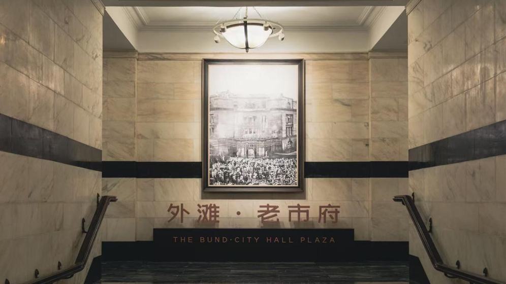 老市府大樓升起新中國成立后上海第一面五星紅旗的巨幅照片。錢尤祎攝