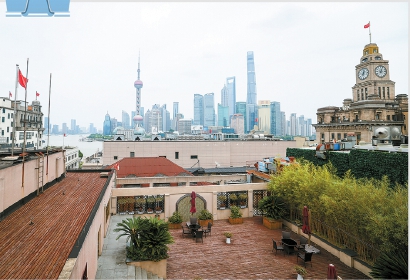 在“外灘FTC”的頂樓露臺，可以遠眺黃浦江和陸家嘴建筑群。