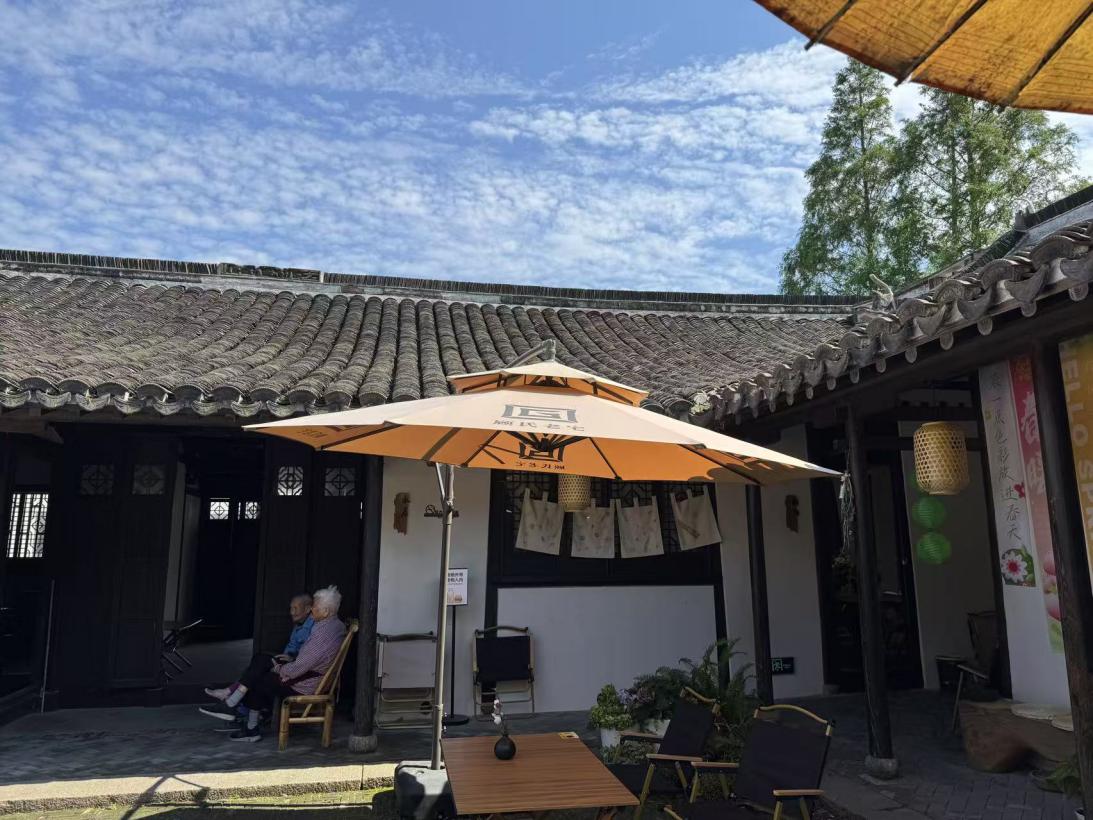 坐在“墻門間”的婆婆們在“噶三湖”。人民網記者 龔莎攝