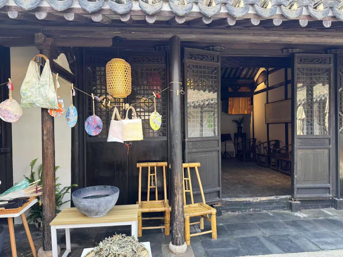 大漆手作體驗“課”上，各式配色的漆扇等待晾干“出爐”。人民網記者 龔莎攝