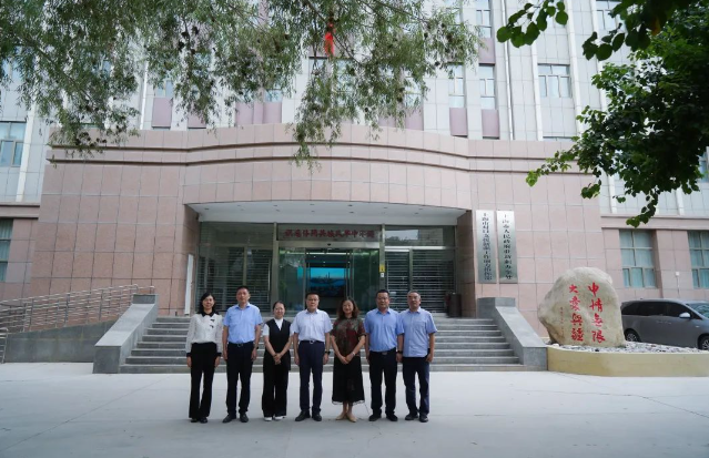 上?？萍脊芾砀刹繉W院一行赴喀什調研