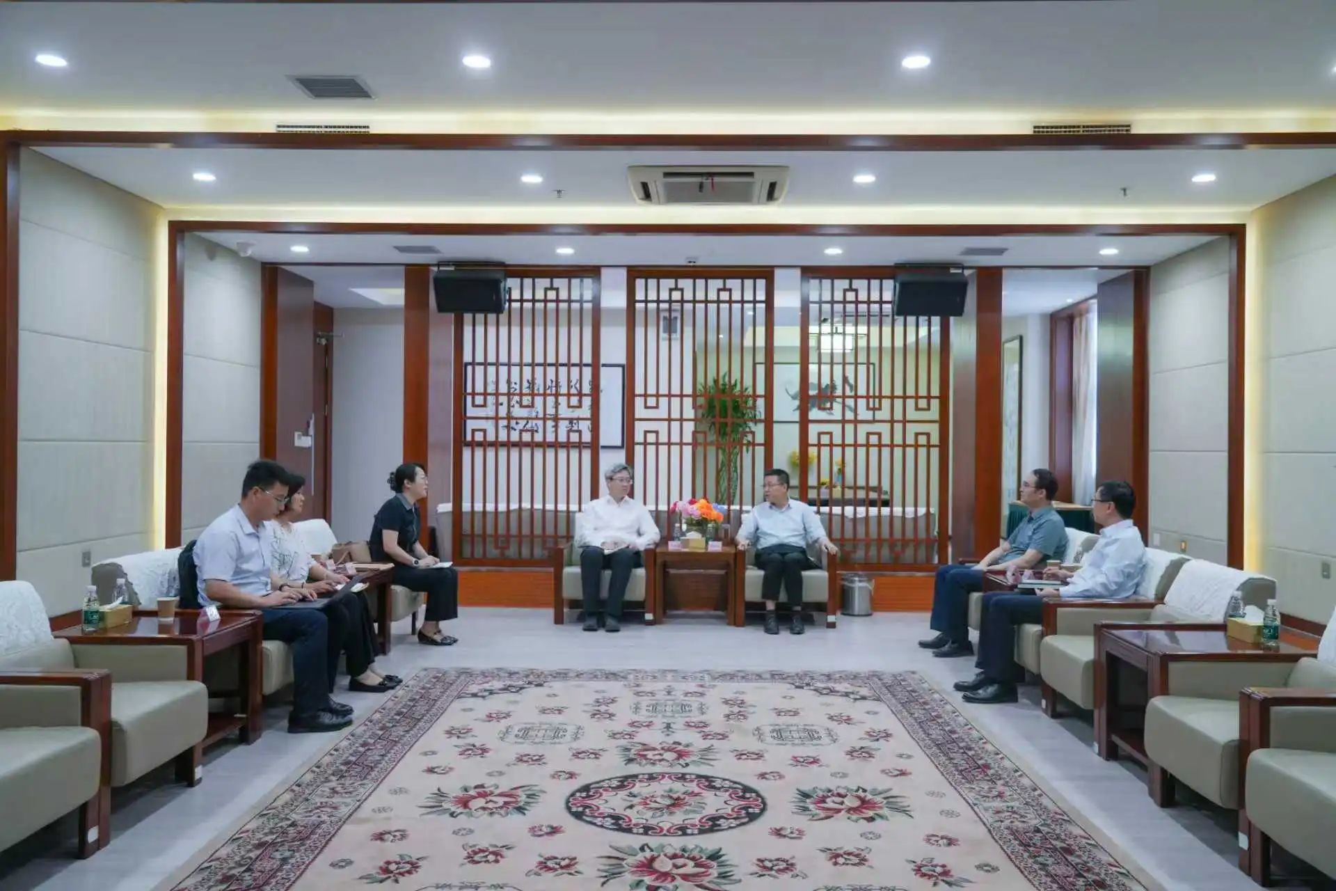 新疆人才集團與上海市對口支援新疆工作前方指揮部溝通對接人才工作