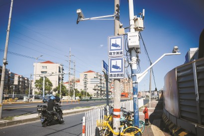 圖為昨天拍攝于漕寶路虹莘路路口的“電動自行車超速”抓拍裝置，相關路段已設置了明顯的測速提示牌。