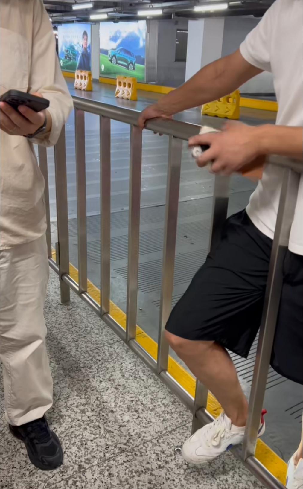 白衣男子攔住記者一行攬客。王祎辰攝