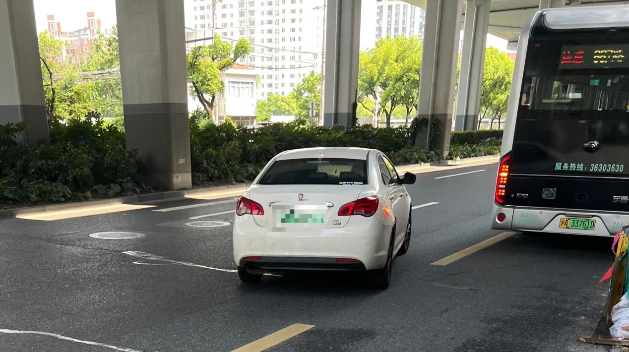 記者在上?；疖囌靖浇虻降摹昂谲嚒?。馬作鵬攝