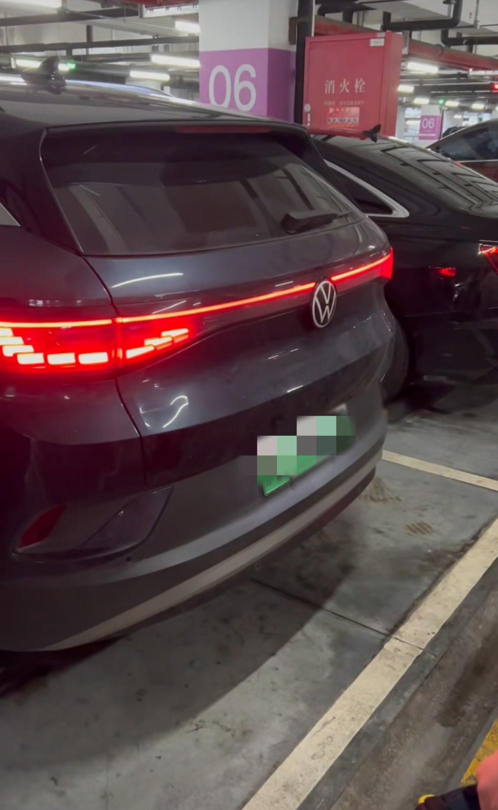 記者打到的“黑車”停在停車場內。王祎辰攝