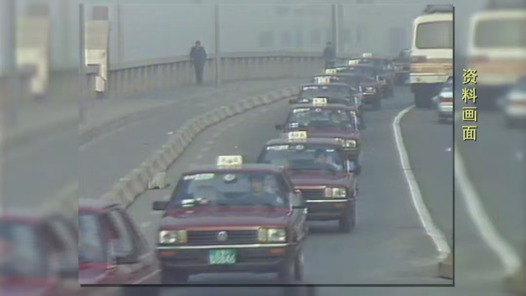 上海出租車，曾是一道靚麗的風景線。上海電視臺資料畫面