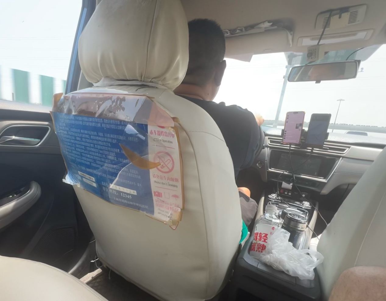 記者在調查時搭乘的出租車，衛生堪憂且有濃烈異味。馬作鵬攝