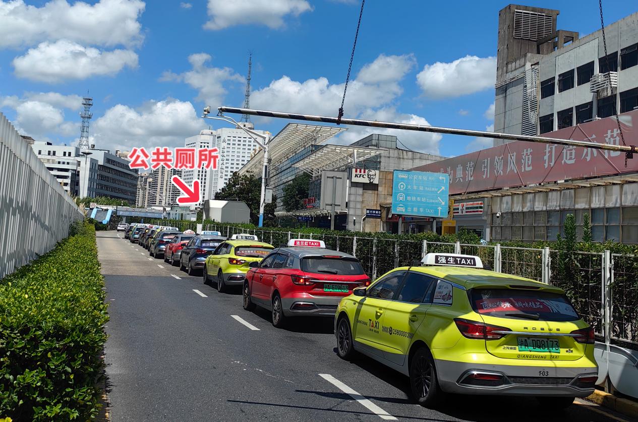 地下車庫入口坡道處增設了公共廁所。唐小麗攝