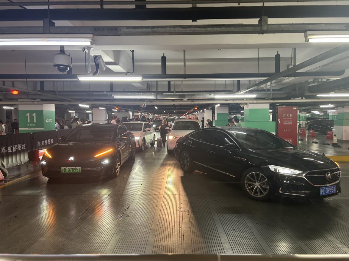 虹橋火車站B1層的網約車上車點，人車秩序混亂。 巨云鵬攝