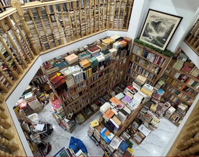 在這里，讓舊書找到新知己    提到位于上海楊浦五角場街道的大學路，腦海中總會浮現咖啡館與充滿煙火味的街區。    有這樣一家舊書店，從熙熙攘攘的政肅路，搬遷到鬧中取靜的偉德路，在風雨中已走過了二十多年的歷程。它就是位于偉德路88號的復旦舊書店，和悅悅書店隔街相望，面積不大卻宛如舊時的“藏書閣”。