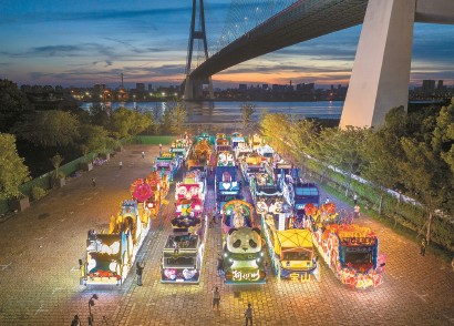 昨晚，25輛花車集結亮燈調試。記者 孟雨涵 攝