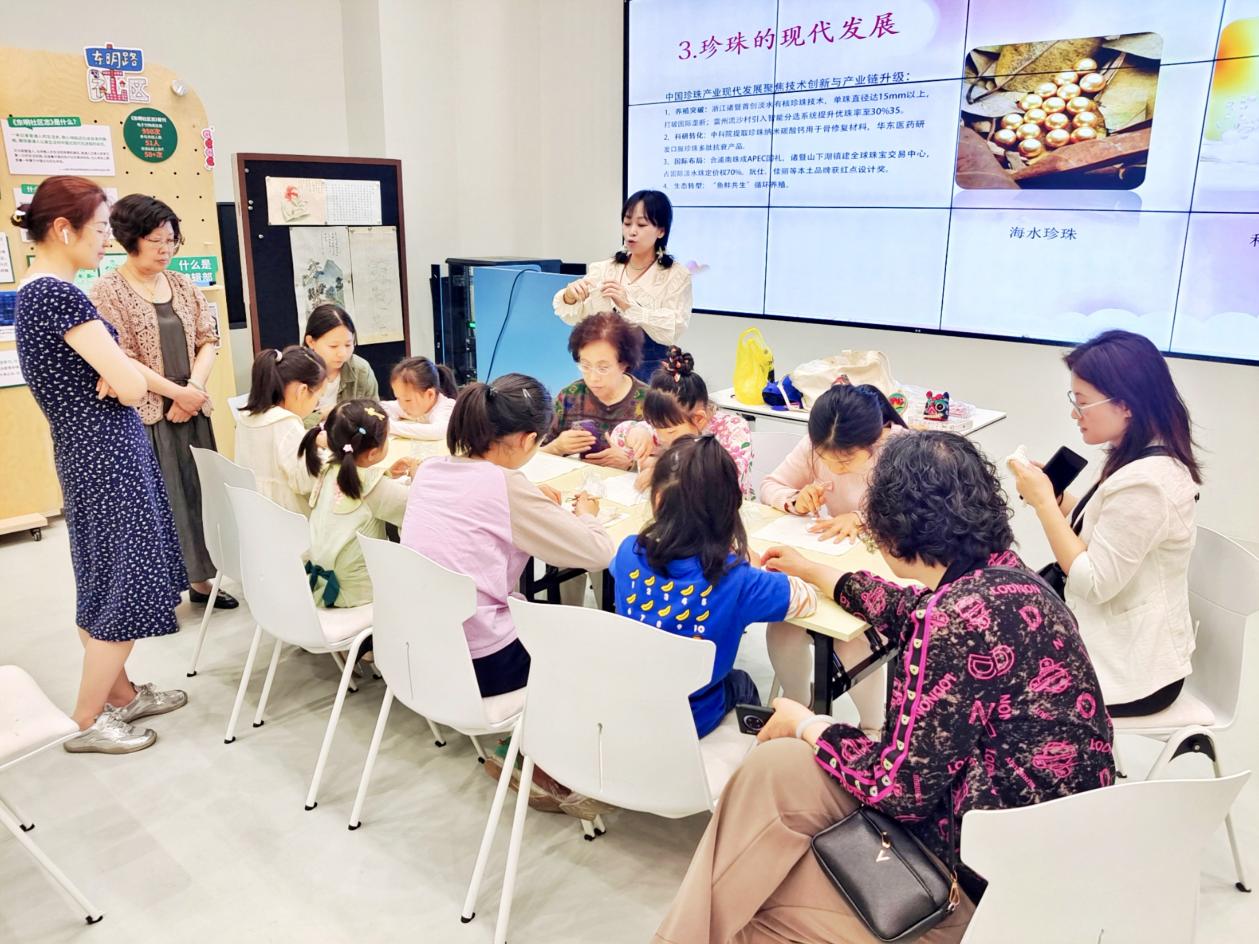 謝艷萍的“靈工益游”項目在東明藝術+Space空間開展活動