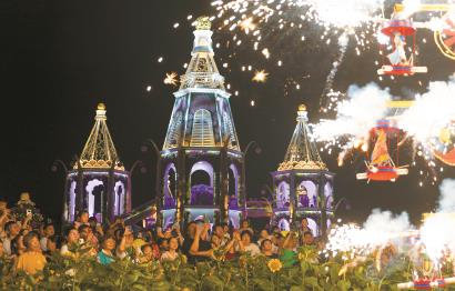 10月7日，游客在上海奇跡花園欣賞煙花秀。 新華社記者 王翔 攝