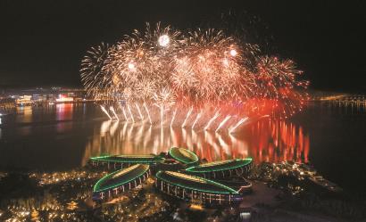 滴水湖煙花秀為市民帶來全新的體驗。 本報記者 孟雨涵 攝（資料圖片）